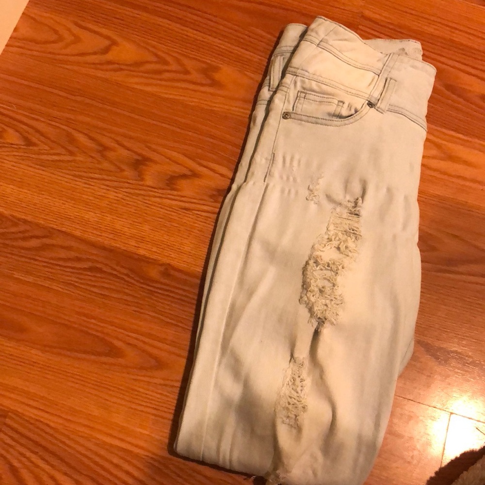 HIGH WASTED DISTRESSED BLUE JEANS